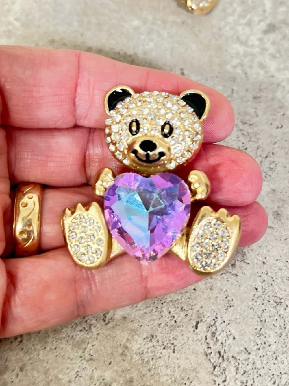 Brooch Teddy Bear NIP, center Purple heart Crystal, gold tone base